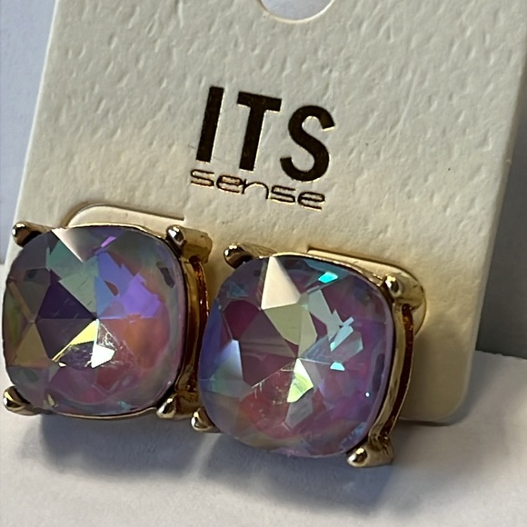 Lavender stud earrings - Picture 3 of 5